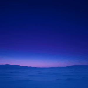 해가 완전히 진 뒤에도 하늘 상층부가 짙은 파란색과 보라색 층으로 남아 있는 극지방 황혼. 눈 덮인 지평선 위로 부드러운 청색 잔광이 퍼져 있다.