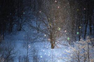 혹한의 새벽, 공기 중에 떠 있는 미세한 얼음 결정들이 햇빛을 받아 반짝이며 깜빡이는 모습. 주변은 고요하고 투명한 푸른빛을 띤 겨울 풍경.