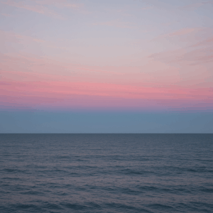 일몰 직후 동쪽 하늘에 나타난 분홍빛 띠가 수평선 위에 길게 펼쳐져 있고, 그 아래에는 지구 그림자가 푸른 회색으로 드리워진 모습.