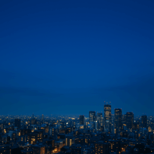 일몰 직후, 하늘 전체가 깊고 차가운 파란빛으로 물든 푸른 시간. 도시 불빛이 켜지기 시작하며 파란 하늘과 대비를 이루는 장면.