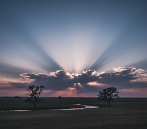 태양을 등진 방향의 하늘에서 구름 틈 사이로 퍼진 태양광이 원근 효과로 하나의 점으로 모여 보이는 반대빛살 현상.