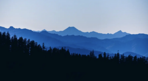 먼 산일수록 공기층을 많이 거쳐 색이 옅고 파랗게 보이며 능선이 층층으로 흐려지는 풍경.